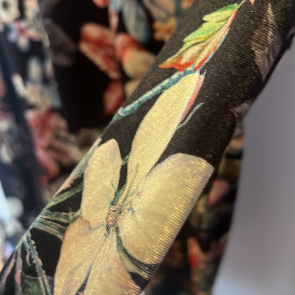 Gorgeous Floral Top - Picture 3 of 7